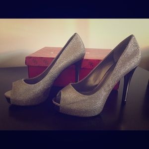GUESS Metallic Gold Peep Top Pumps Size 8.5